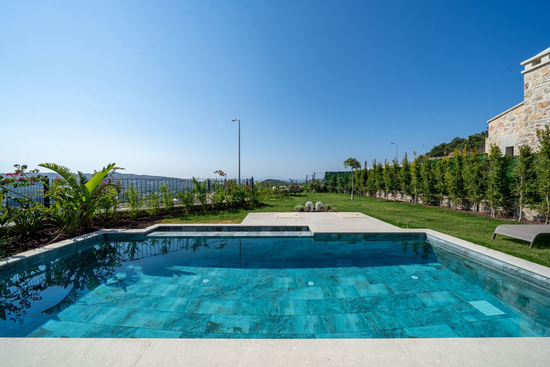 Hill havuz ve doğa manzarası